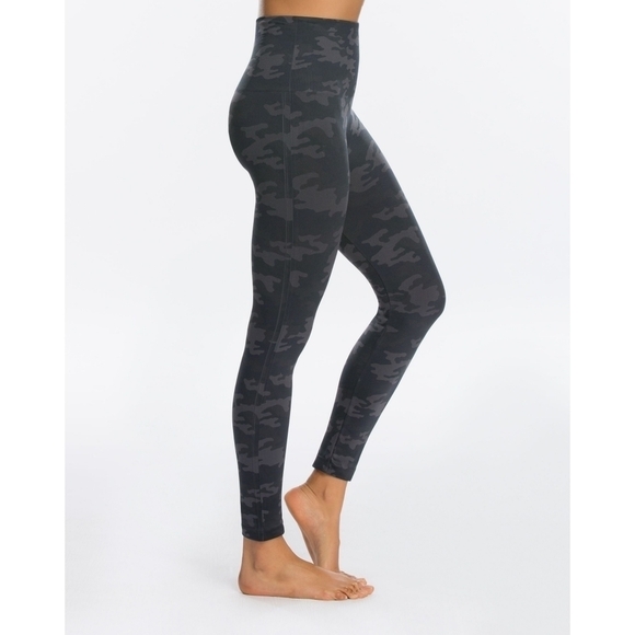 SPANX Look At Me Now Seamless Black Camo Leggings Large - Picture 2 of 6